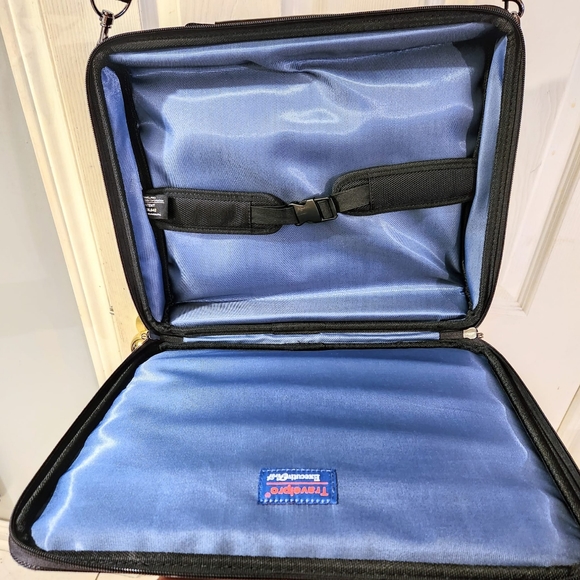 Travelpro Canvas Crossbody Laptop Case Black - Picture 8 of 12